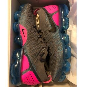 NWT Nike Air Vapormax Flyknit 2 Sneakers